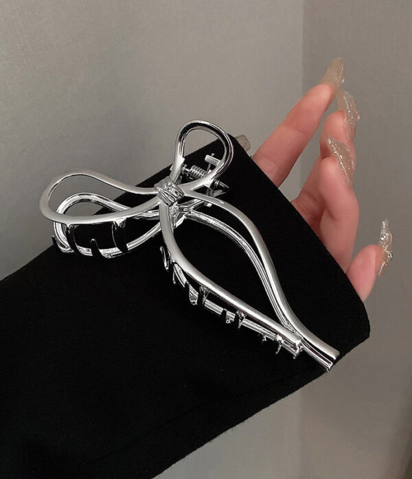 Pinza-metálica-plateada-en-forma-de-moño Combo Corazón a Corazón Negro