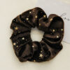 Scrunchie en Terciopelo Estrellas Café