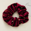 Scrunchie en Terciopelo Estrellas Vinotinto
