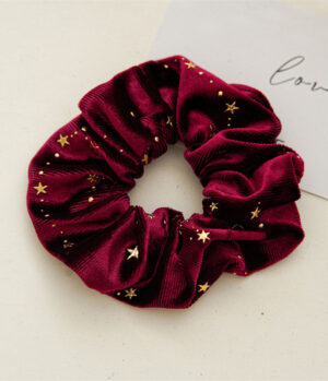 Scrunchie en Terciopelo Estrellas Vinotinto
