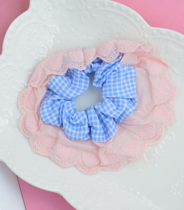 scrunchies con encaje en tonos pastel azul Scrunchies con Encaje en tonos pastel