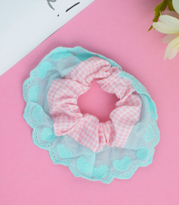 scrunchies con encaje en tonos pastel rosado Scrunchies con Encaje en tonos pastel