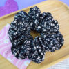 SCRUNCHIES-CON-ESTAMPADOS-DE-FLOR-NEGRO Y ROSA Scrunchies de Tela Floral Pack x3 | Florecer
