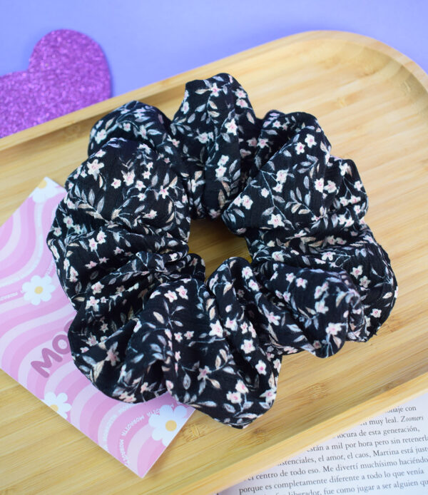 SCRUNCHIES-CON-ESTAMPADOS-DE-FLOR-NEGRO Y ROSA Scrunchies de Tela Floral Pack x3 | Florecer