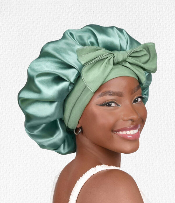 GORRO-DE-SATIN-Dama-con-agarraderas-color-verde-palido Gorro de Satín para Dormir con Banda Ajustable Verde Césped