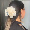 Hair-clip-floral-color-beige-con-agarre-amplio-y-peinado Hair Clip Constanza Marfil