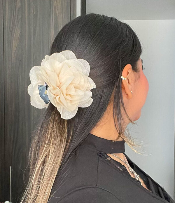 Hair-clip-floral-color-beige-con-agarre-amplio-y-peinado Hair Clip Constanza Marfil