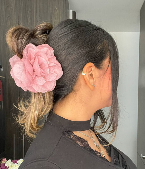 Hair-clip-floral-de-tela-con-agarre-amplio-con-peinado Hair Clip Constanza Rosa