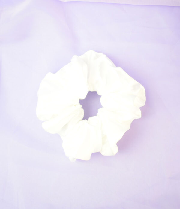 Moño-de-satín-basico-blanco Scrunchie Básico de Satín Blanco