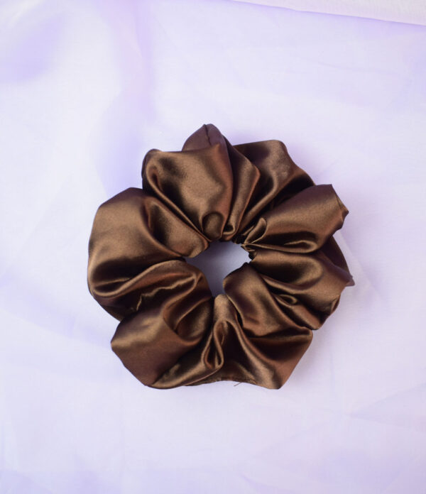 Moño-de-satín-basico-café Scrunchie Básico de Satín Café