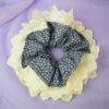 scrunchie-romantico-con-encaje-y-diseño-de-flores Scrunchie XL Floral y Encaje
