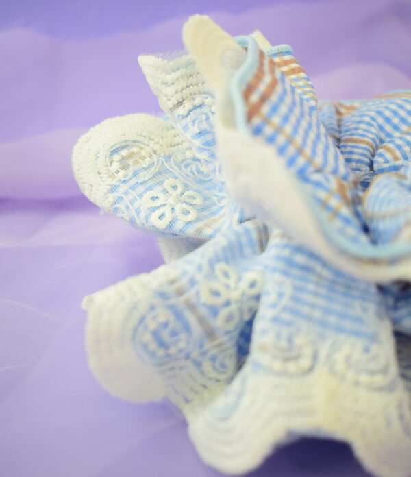 scrunchies-en-tendencia Scrunchie XL Cuadros Azul Pastel con Encaje