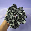 Bamba-estampada-gris-con-negro Scrunchie XL Animal Print Gris