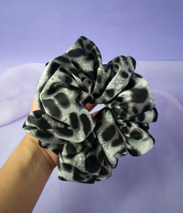 Bamba-estampada-gris-con-negro Scrunchie XL Animal Print Gris