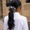 Bamba-estampada-gris-con-negro-elegante Scrunchie XL Animal Print Gris