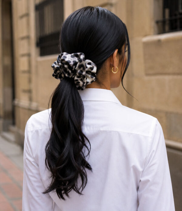 Bamba-estampada-gris-con-negro-elegante Scrunchie XL Animal Print Gris